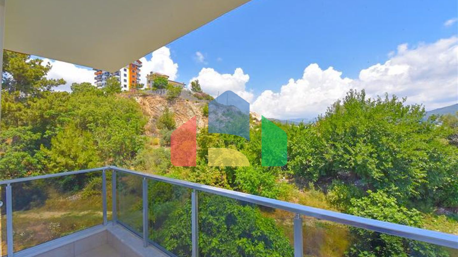 Великий пентхаус 4 + 1 площею 165 м2