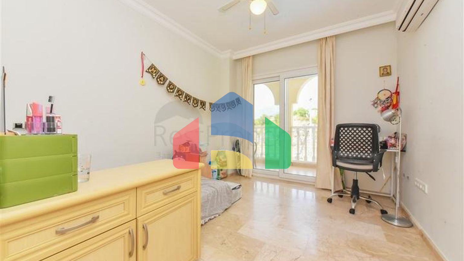 Простора квартира 2 + 1 з видом на море в тихому районі Аланії