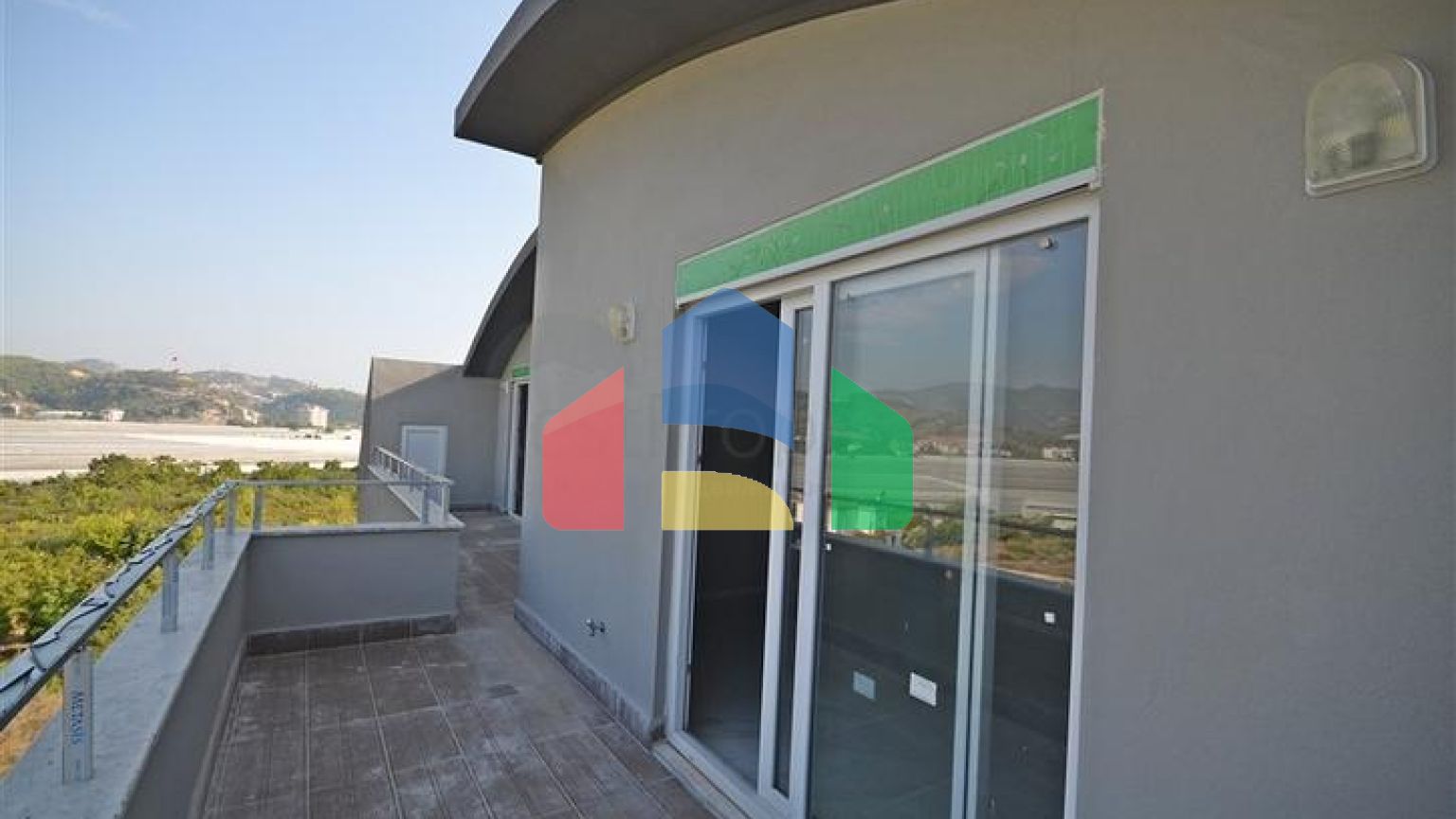 Просторный пентхаус 3+1 с видом на море и горы