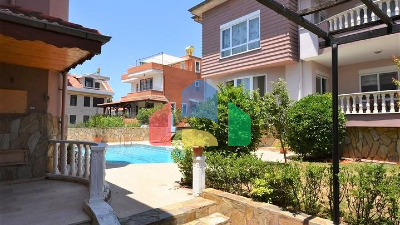 Вілла з видом на Середземне море в районі Демірташ