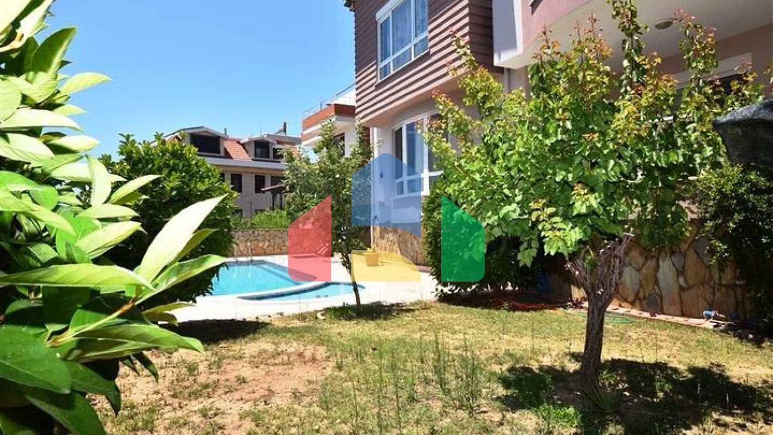 Вілла з видом на Середземне море в районі Демірташ