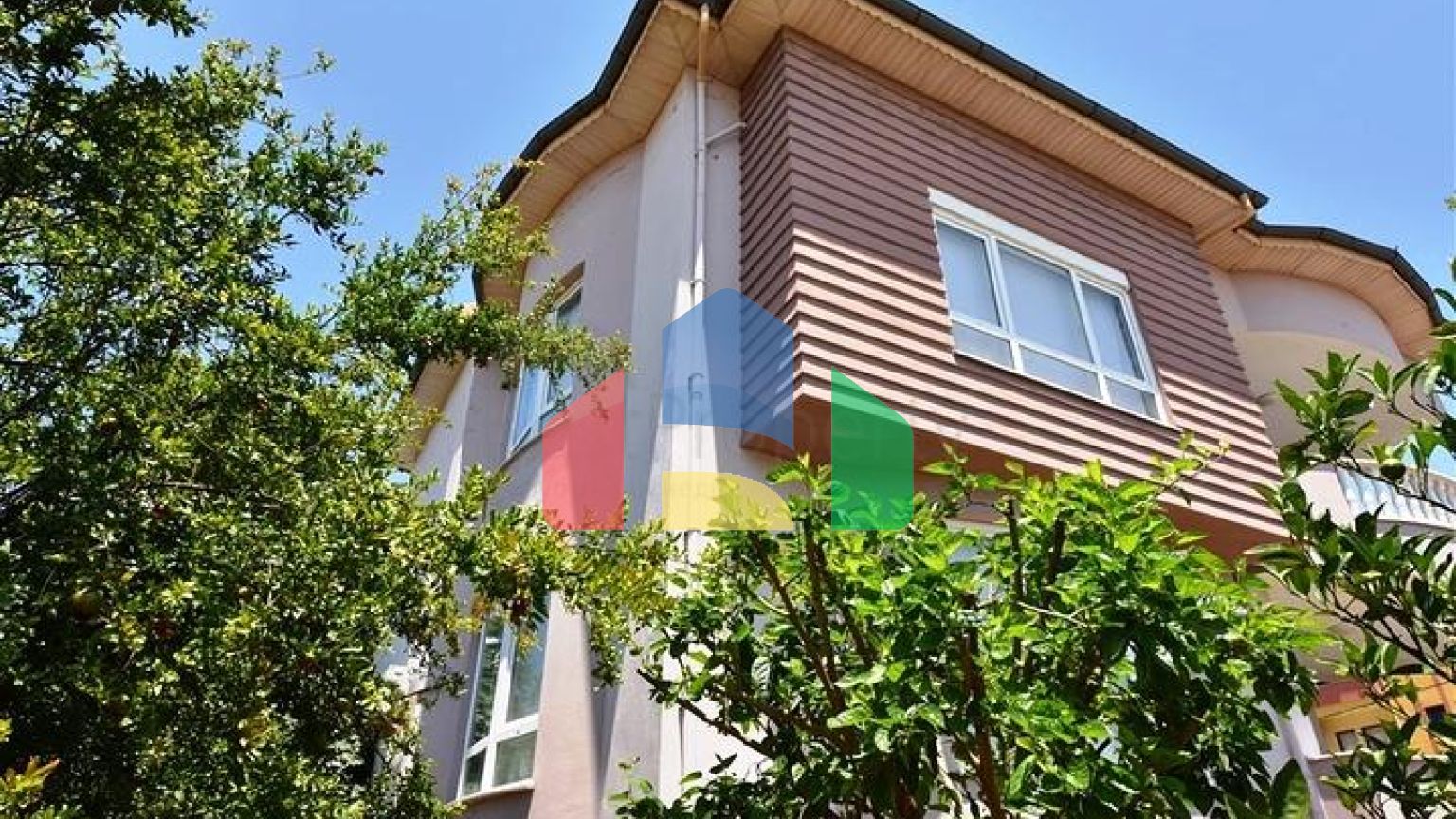 Вілла з видом на Середземне море в районі Демірташ