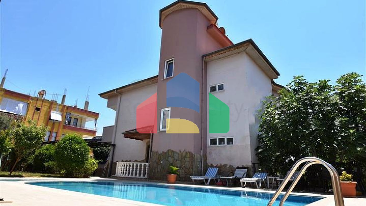 Вілла з видом на Середземне море в районі Демірташ