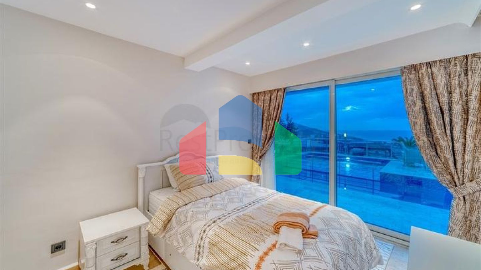 Вилла 5+1 в 800 м от пляжа с панорамными видами на море и горы