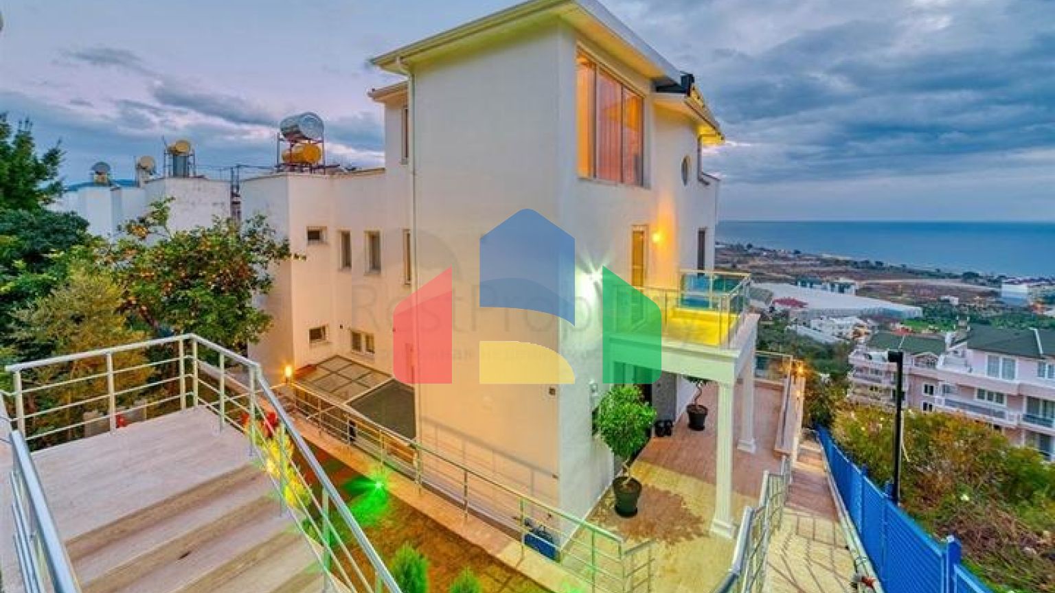 Вилла 5+1 в 800 м от пляжа с панорамными видами на море и горы