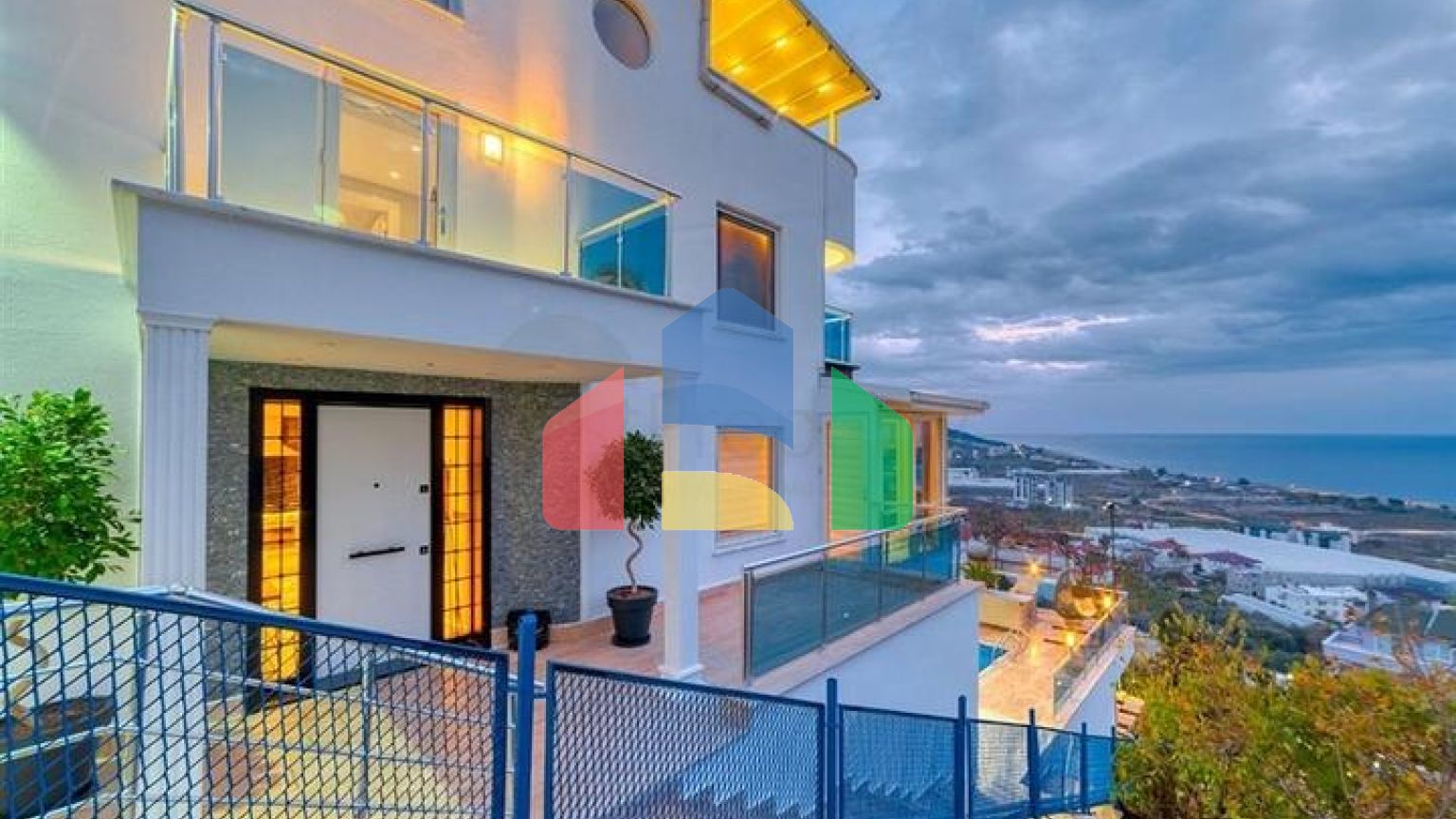 Вилла 5+1 в 800 м от пляжа с панорамными видами на море и горы