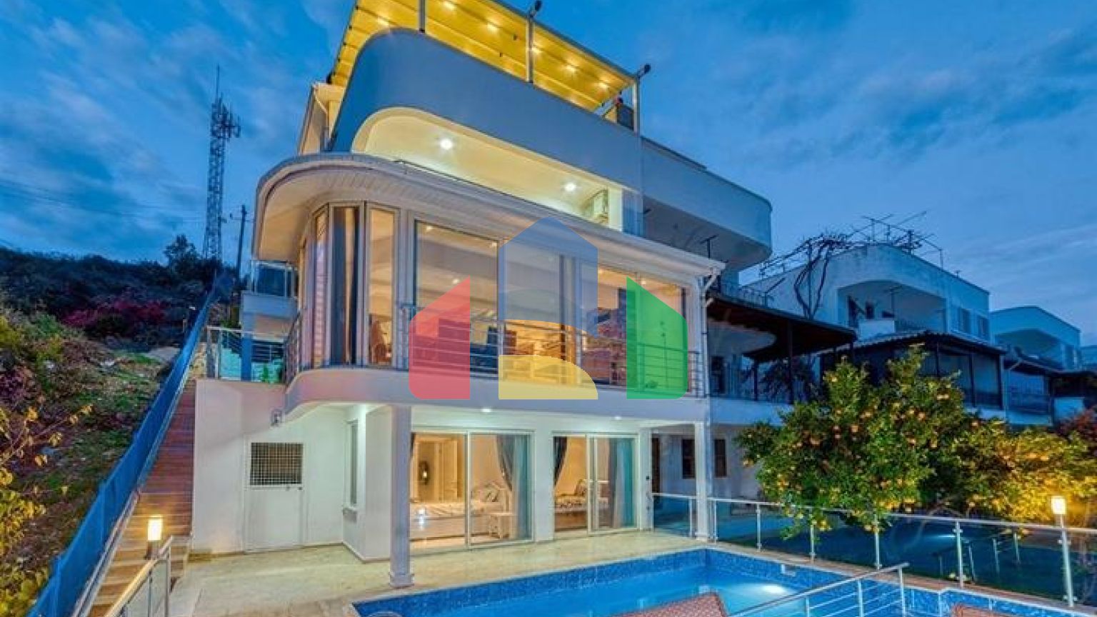 Вилла 5+1 в 800 м от пляжа с панорамными видами на море и горы