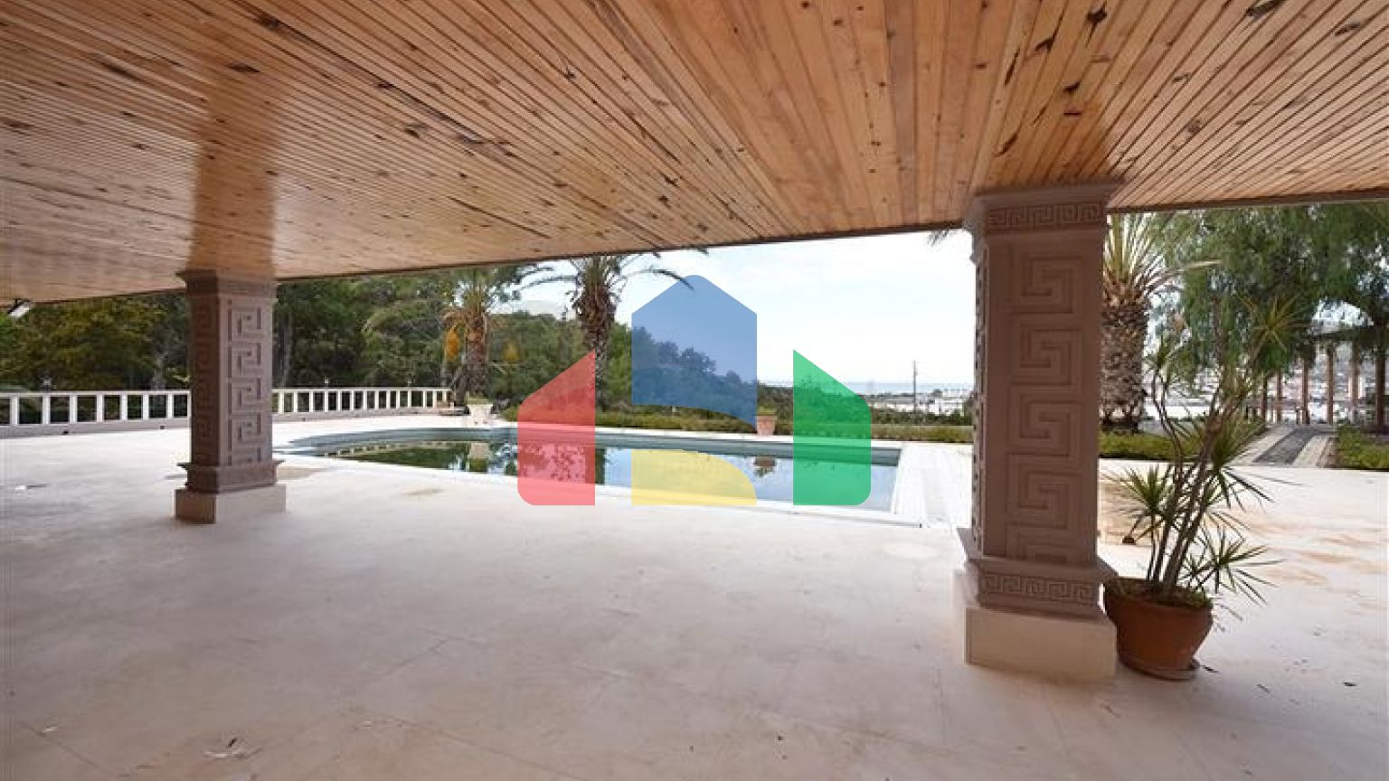 Шикарний будинок з власним басейном і садом в районі Демірташ