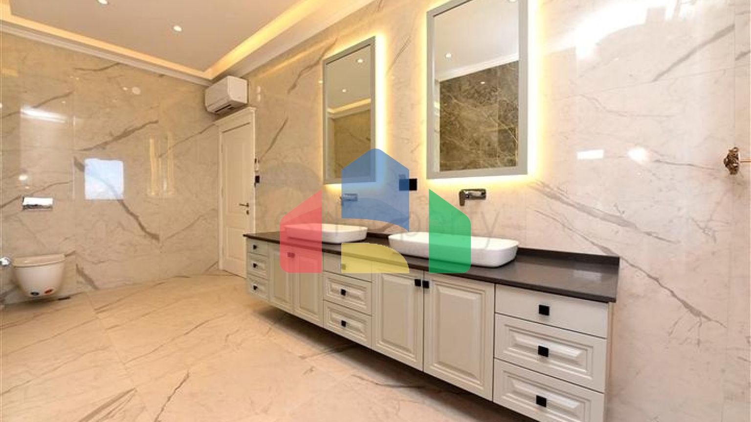 Шикарний будинок з власним басейном і садом в районі Демірташ