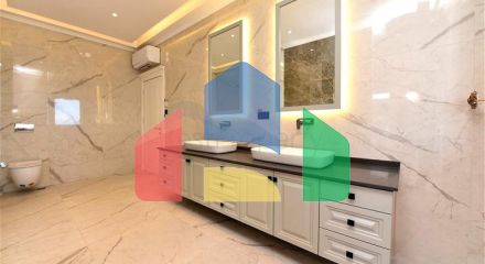 Шикарний будинок з власним басейном і садом в районі Демірташ