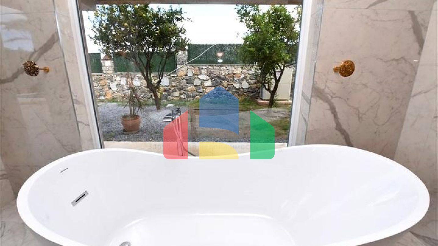 Шикарний будинок з власним басейном і садом в районі Демірташ