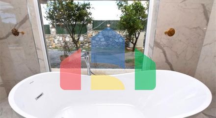 Шикарний будинок з власним басейном і садом в районі Демірташ