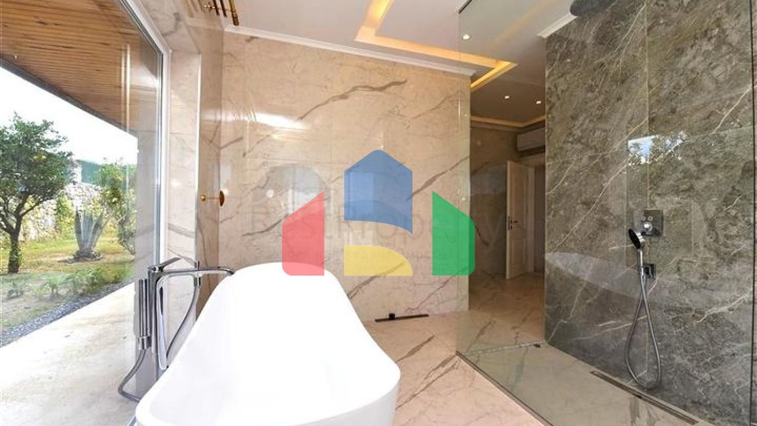 Шикарний будинок з власним басейном і садом в районі Демірташ