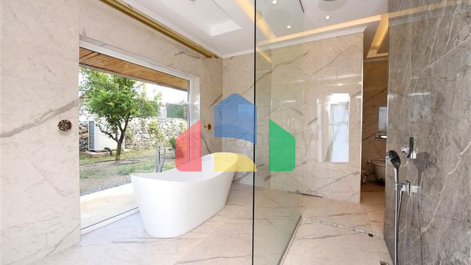 Шикарний будинок з власним басейном і садом в районі Демірташ