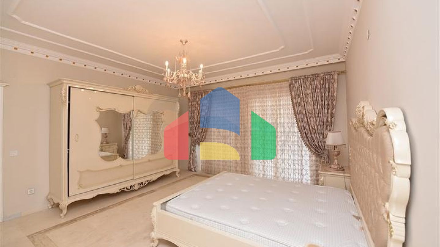 Шикарний будинок з власним басейном і садом в районі Демірташ