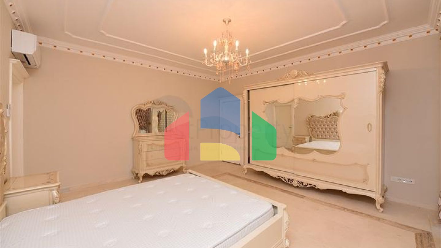 Шикарний будинок з власним басейном і садом в районі Демірташ