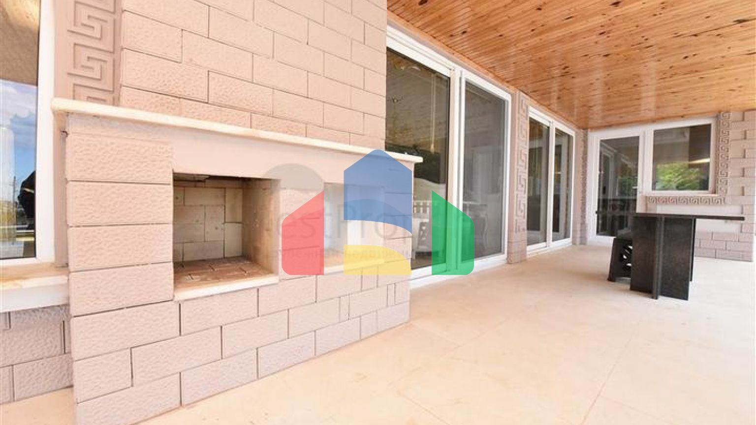 Шикарний будинок з власним басейном і садом в районі Демірташ