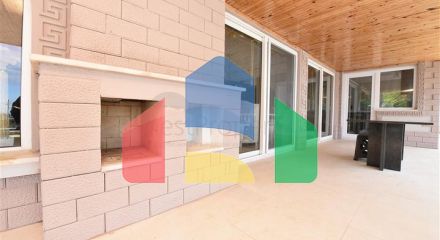 Шикарний будинок з власним басейном і садом в районі Демірташ