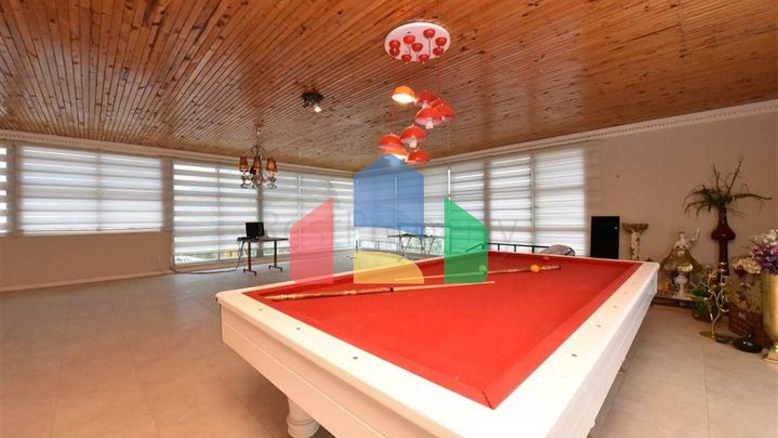 Шикарний будинок з власним басейном і садом в районі Демірташ