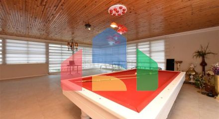 Шикарний будинок з власним басейном і садом в районі Демірташ