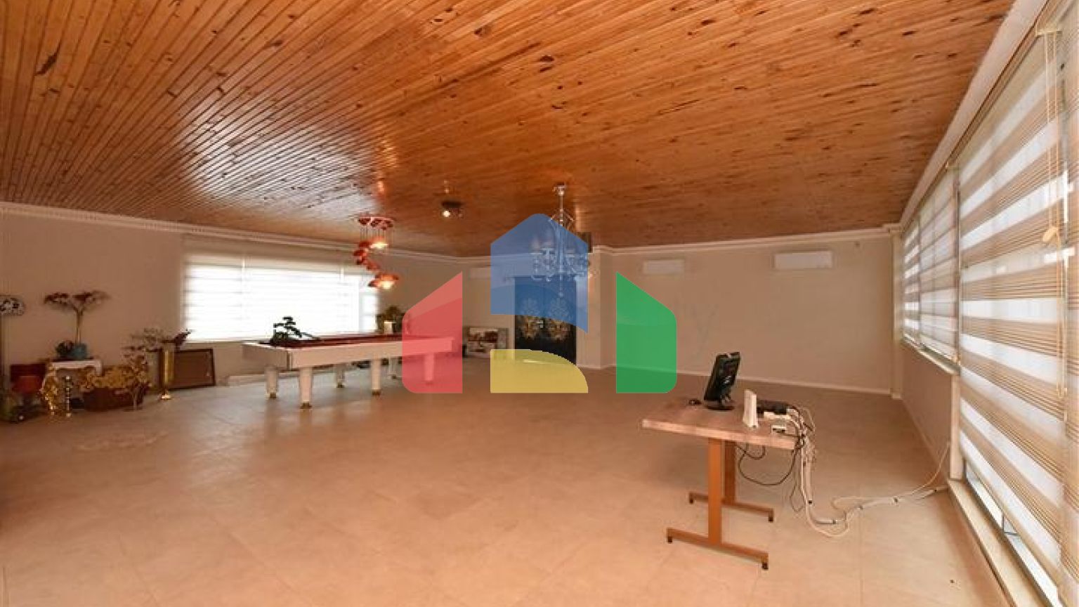 Шикарний будинок з власним басейном і садом в районі Демірташ