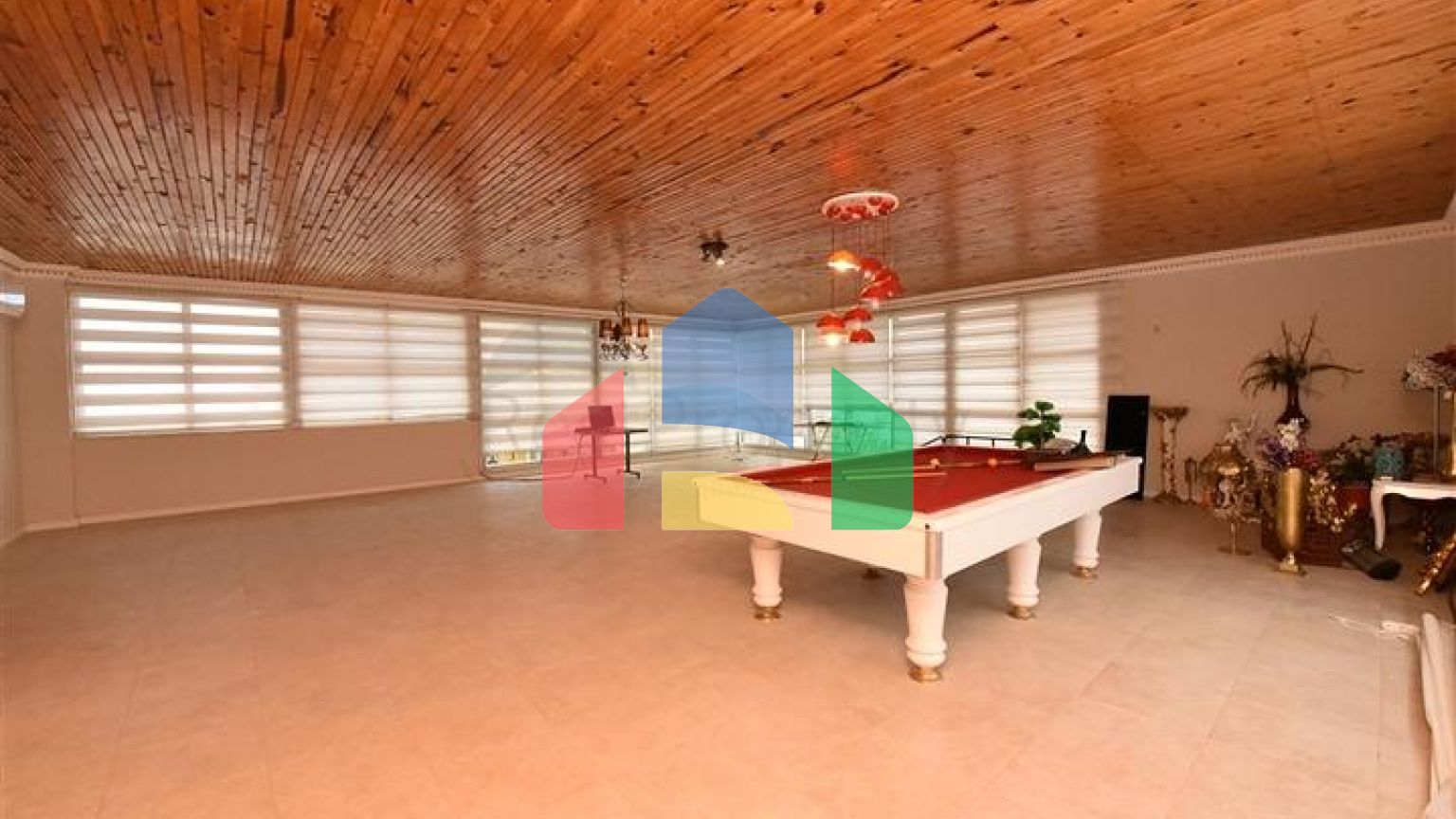 Шикарний будинок з власним басейном і садом в районі Демірташ