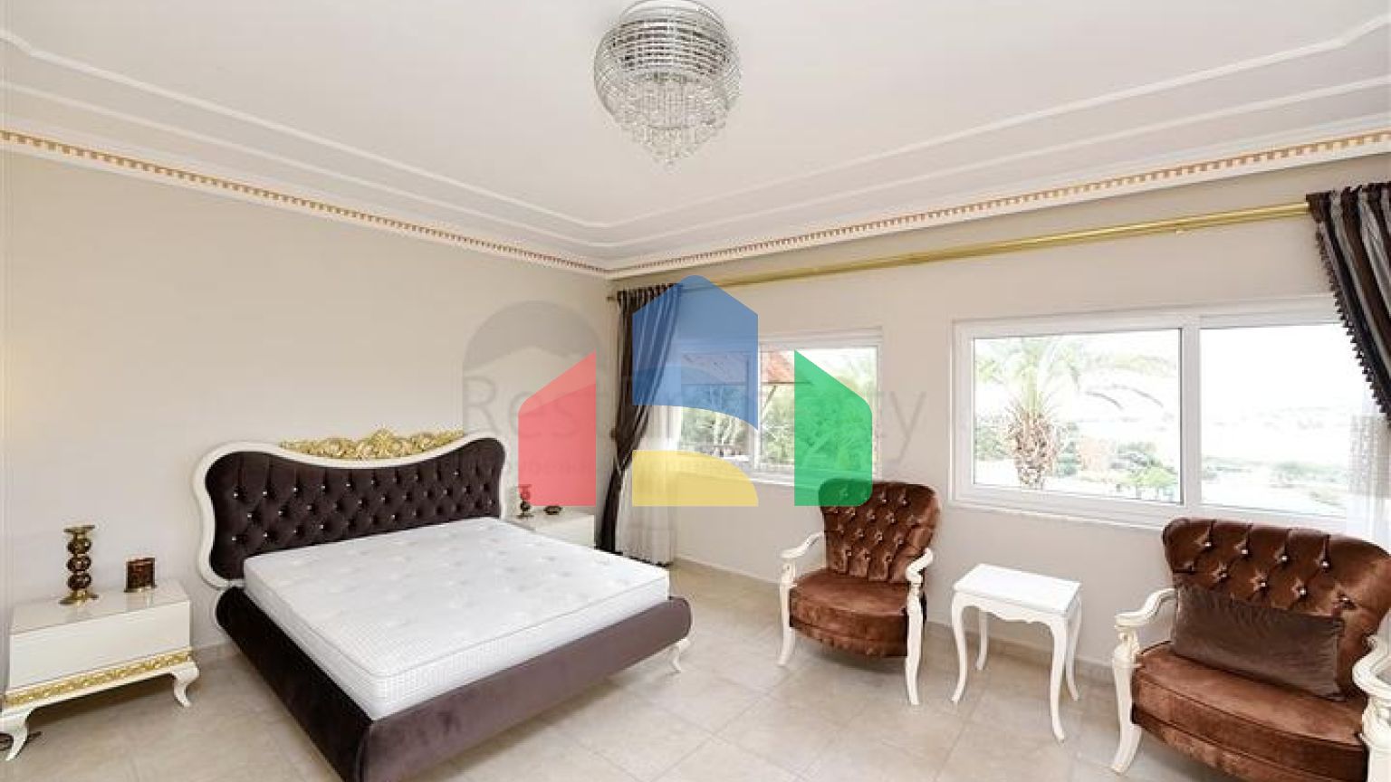 Шикарний будинок з власним басейном і садом в районі Демірташ