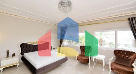 Шикарний будинок з власним басейном і садом в районі Демірташ