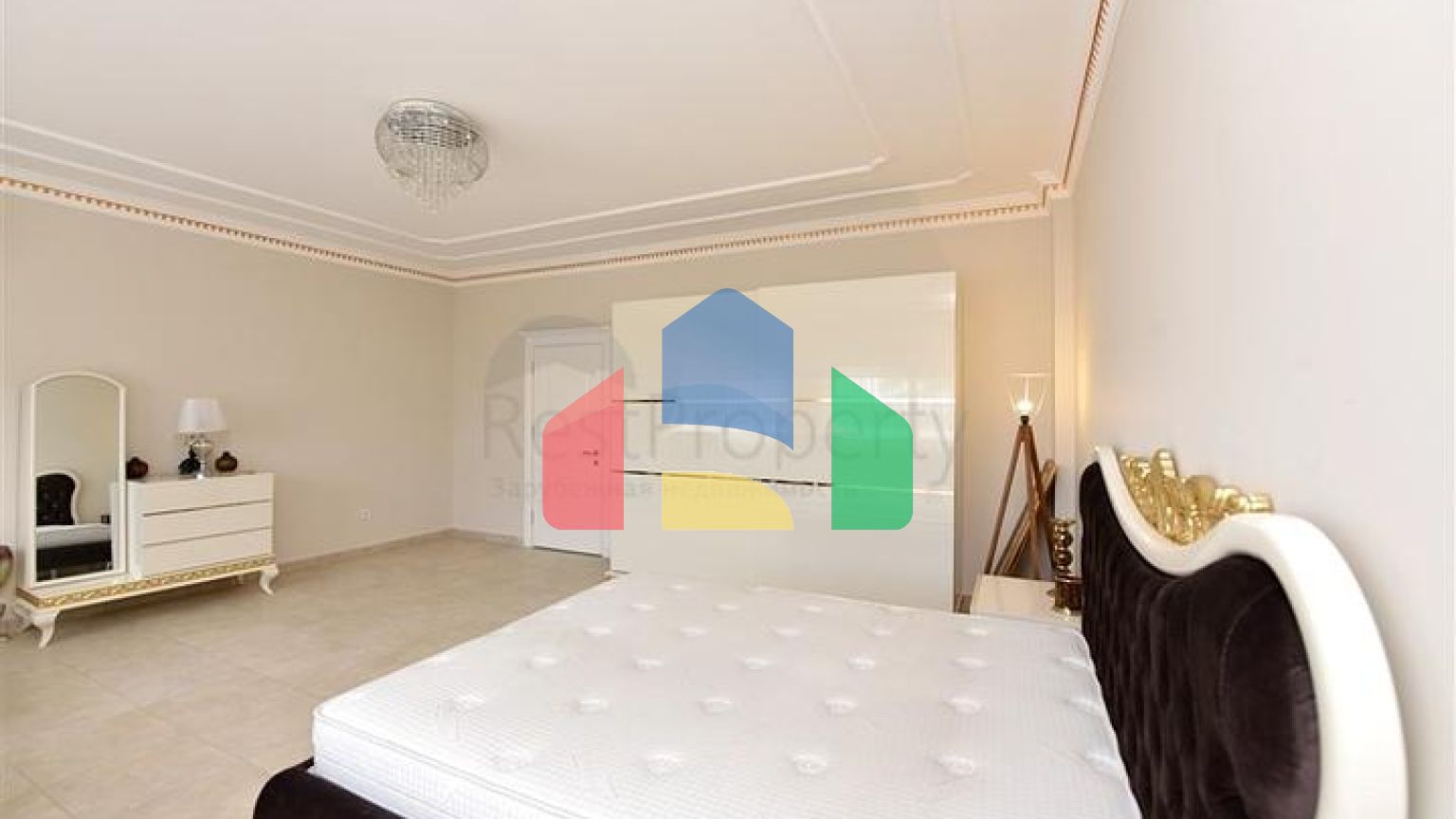 Шикарний будинок з власним басейном і садом в районі Демірташ