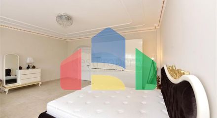 Шикарний будинок з власним басейном і садом в районі Демірташ