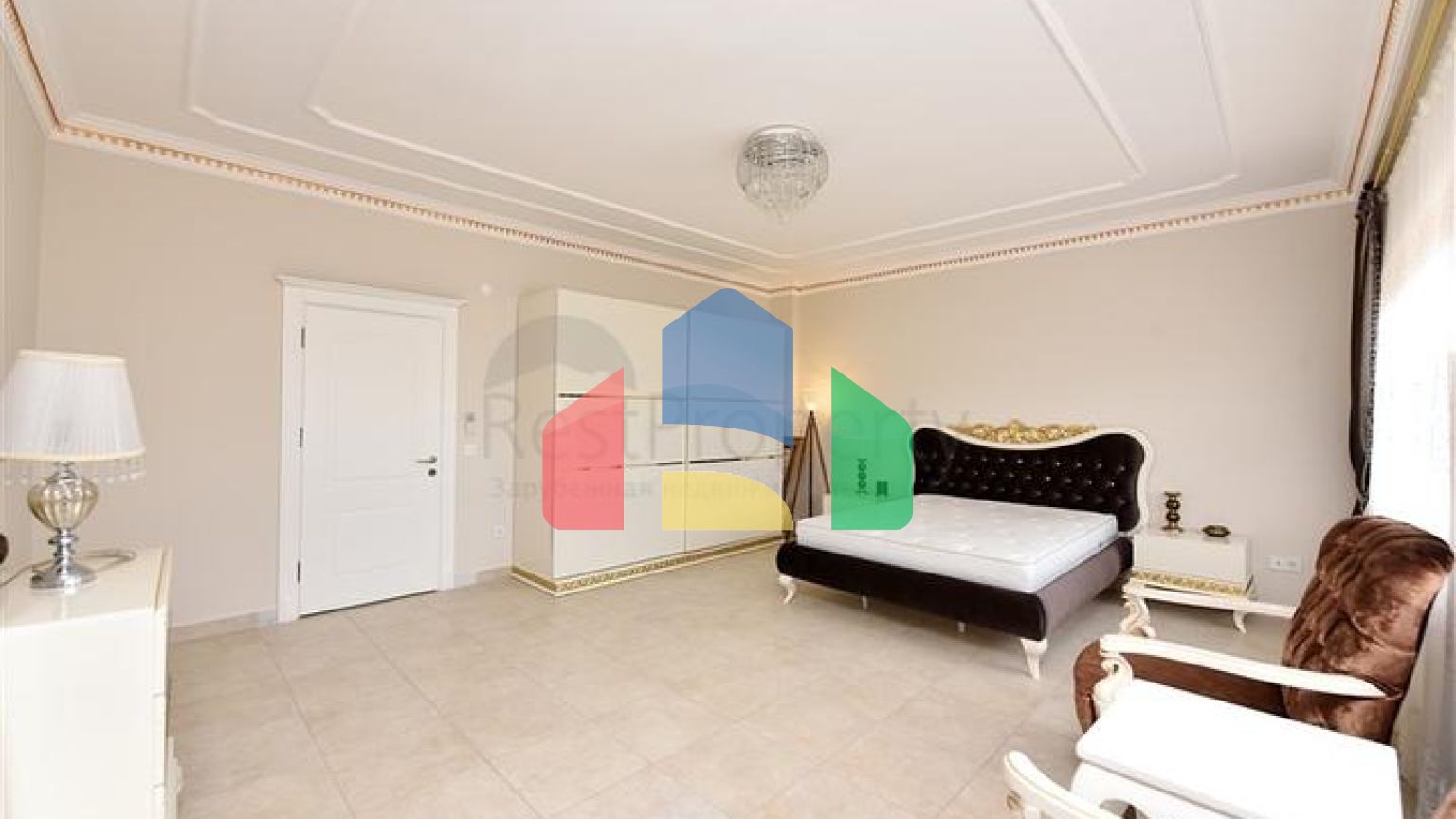 Шикарний будинок з власним басейном і садом в районі Демірташ