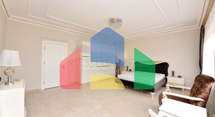 Шикарний будинок з власним басейном і садом в районі Демірташ