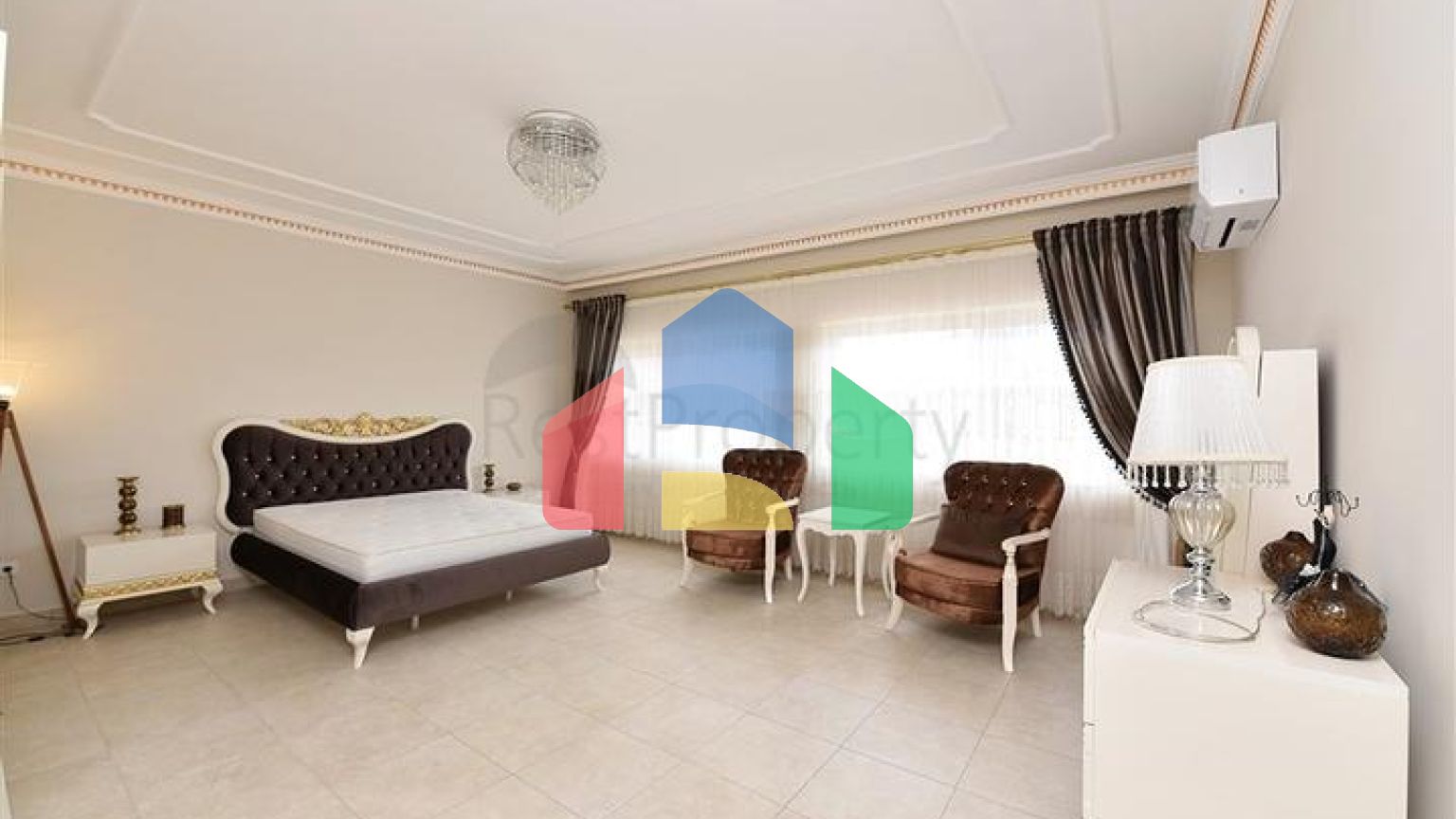 Шикарний будинок з власним басейном і садом в районі Демірташ