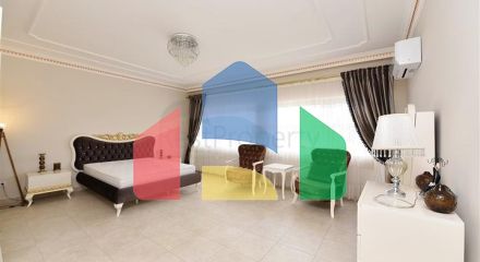 Шикарний будинок з власним басейном і садом в районі Демірташ