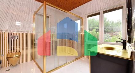 Шикарний будинок з власним басейном і садом в районі Демірташ