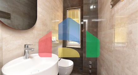 Шикарний будинок з власним басейном і садом в районі Демірташ