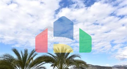 Шикарний будинок з власним басейном і садом в районі Демірташ