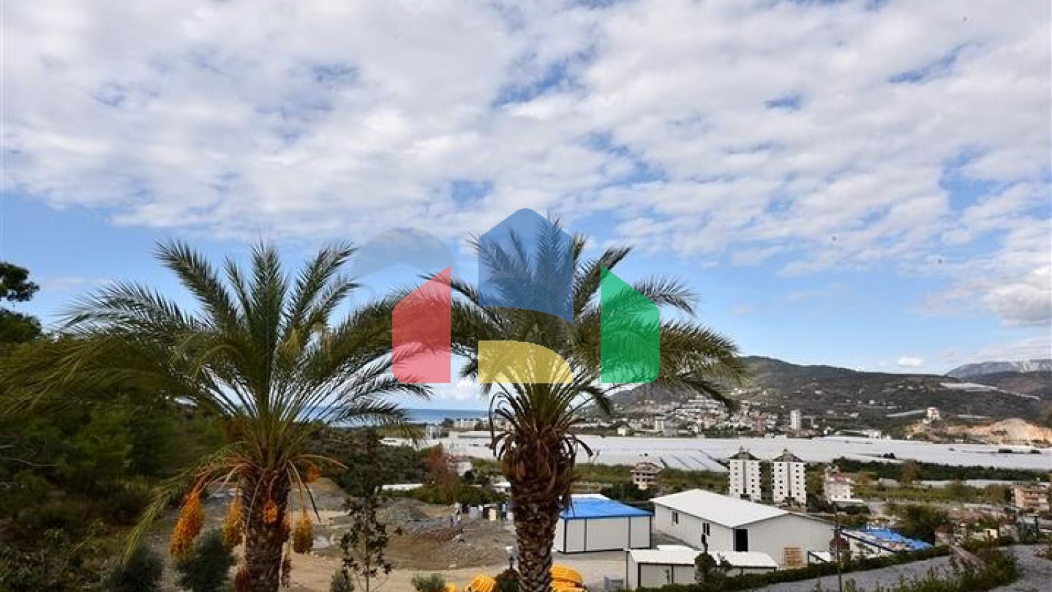 Шикарний будинок з власним басейном і садом в районі Демірташ