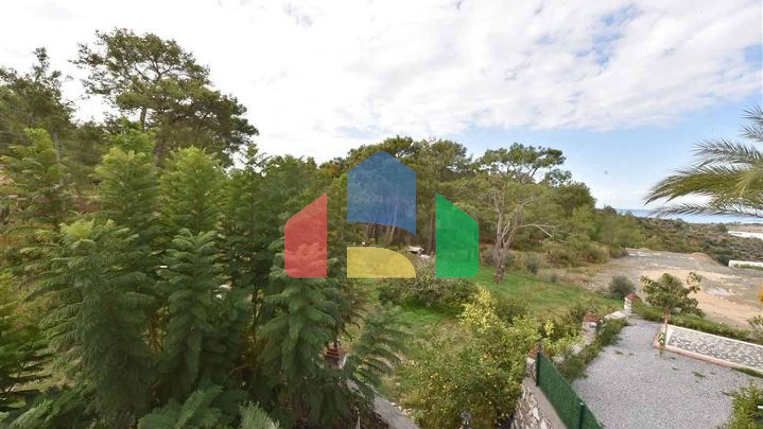 Шикарний будинок з власним басейном і садом в районі Демірташ