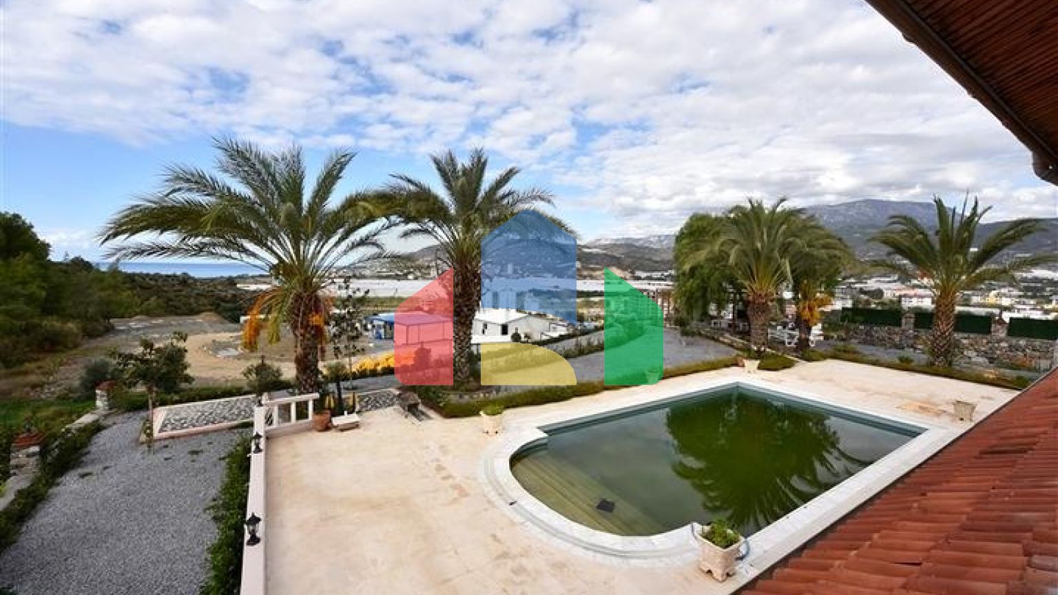 Шикарний будинок з власним басейном і садом в районі Демірташ