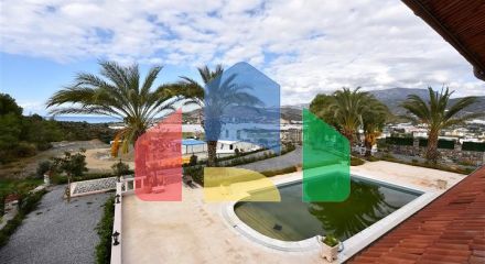 Шикарний будинок з власним басейном і садом в районі Демірташ