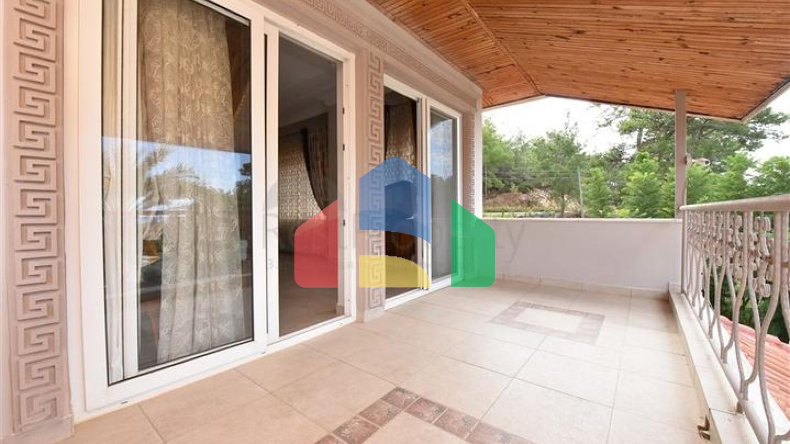 Шикарний будинок з власним басейном і садом в районі Демірташ