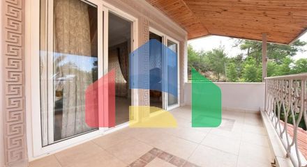 Шикарний будинок з власним басейном і садом в районі Демірташ