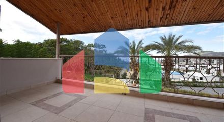 Шикарний будинок з власним басейном і садом в районі Демірташ