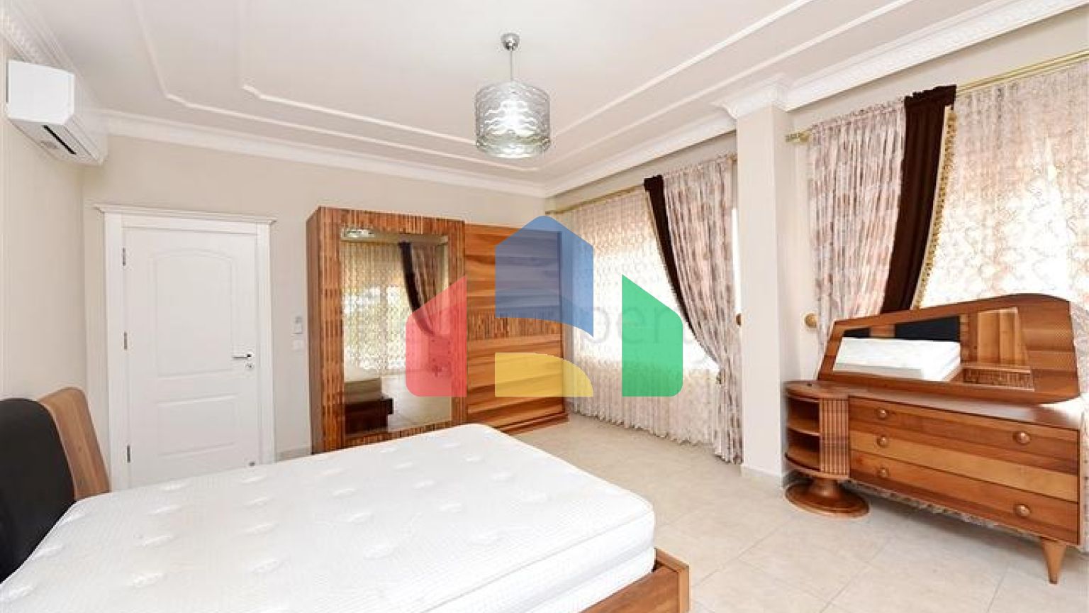 Шикарний будинок з власним басейном і садом в районі Демірташ