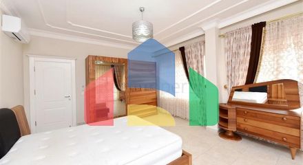 Шикарний будинок з власним басейном і садом в районі Демірташ