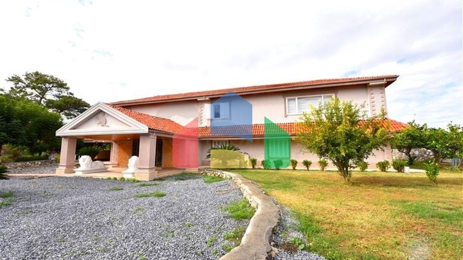 Шикарний будинок з власним басейном і садом в районі Демірташ