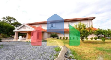 Шикарний будинок з власним басейном і садом в районі Демірташ