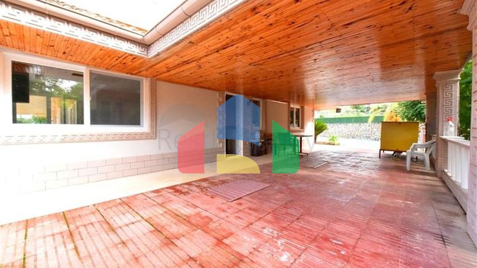 Шикарний будинок з власним басейном і садом в районі Демірташ