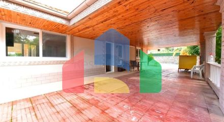 Шикарний будинок з власним басейном і садом в районі Демірташ